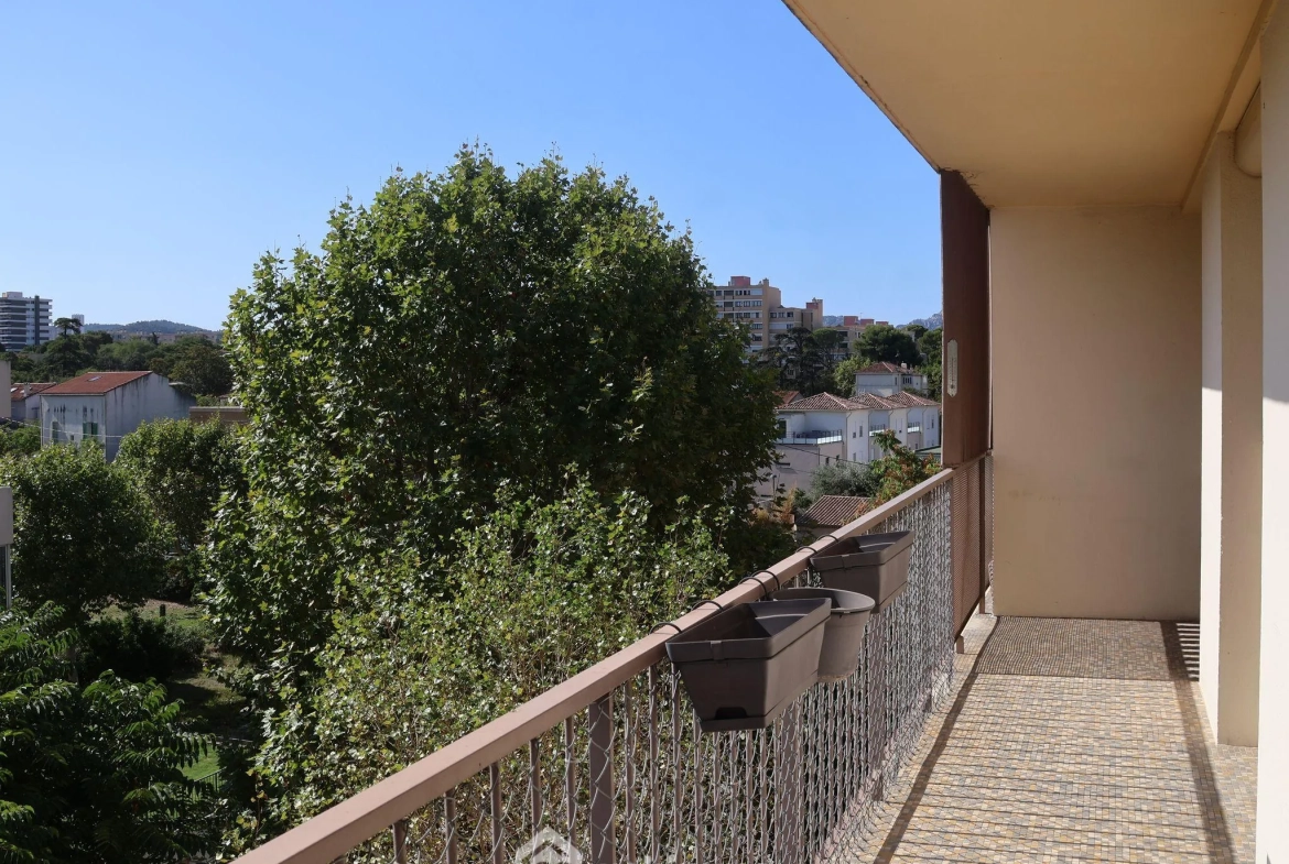 Appartement lumineux de 66 m² avec terrasse à Marseille - Dernier étage, calme et vue dégagée 