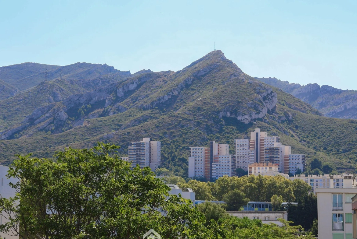 Appartement lumineux de 66 m² avec terrasse à Marseille - Dernier étage, calme et vue dégagée 