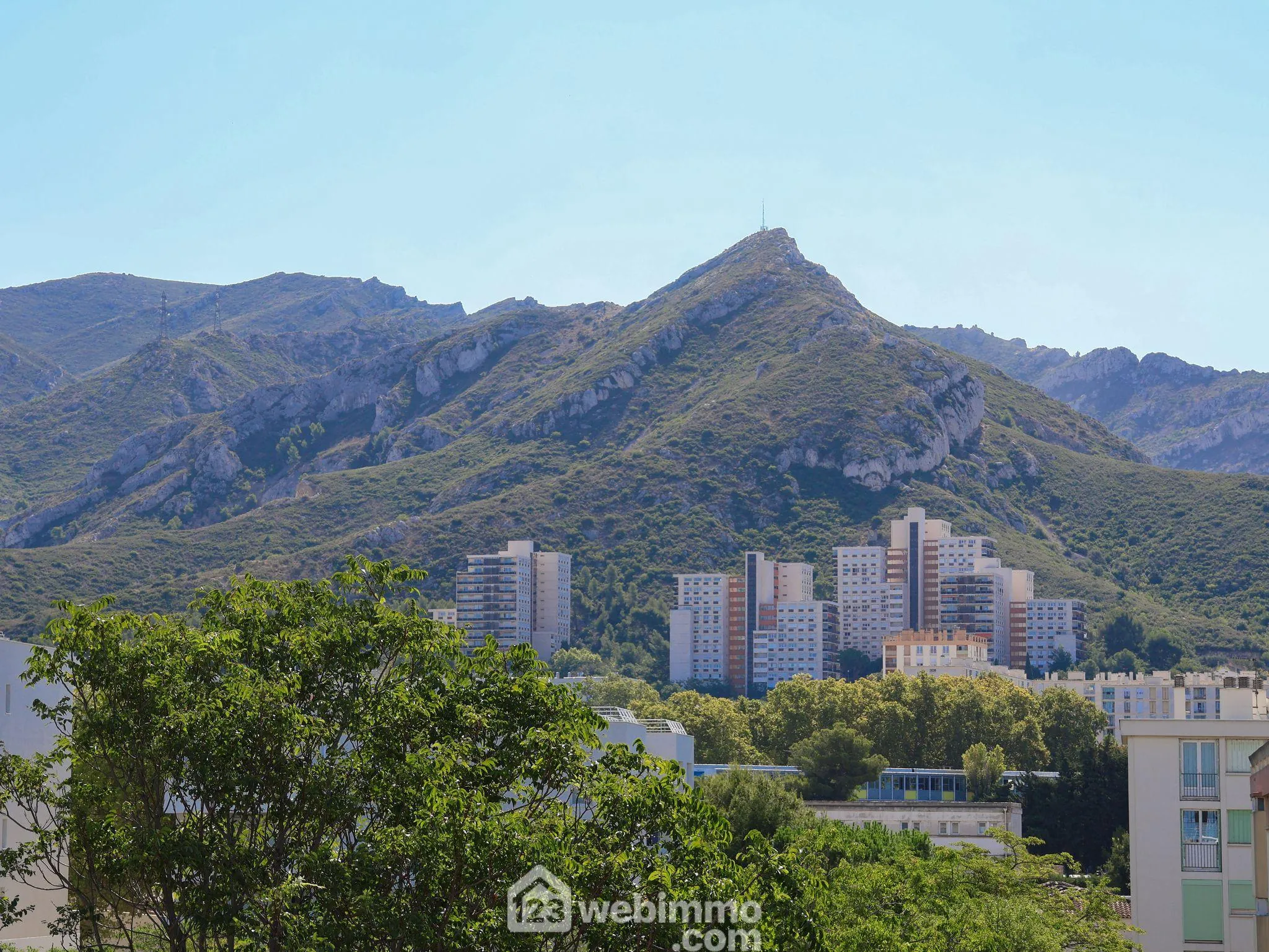 Appartement lumineux de 66 m² avec terrasse à Marseille - Dernier étage, calme et vue dégagée 