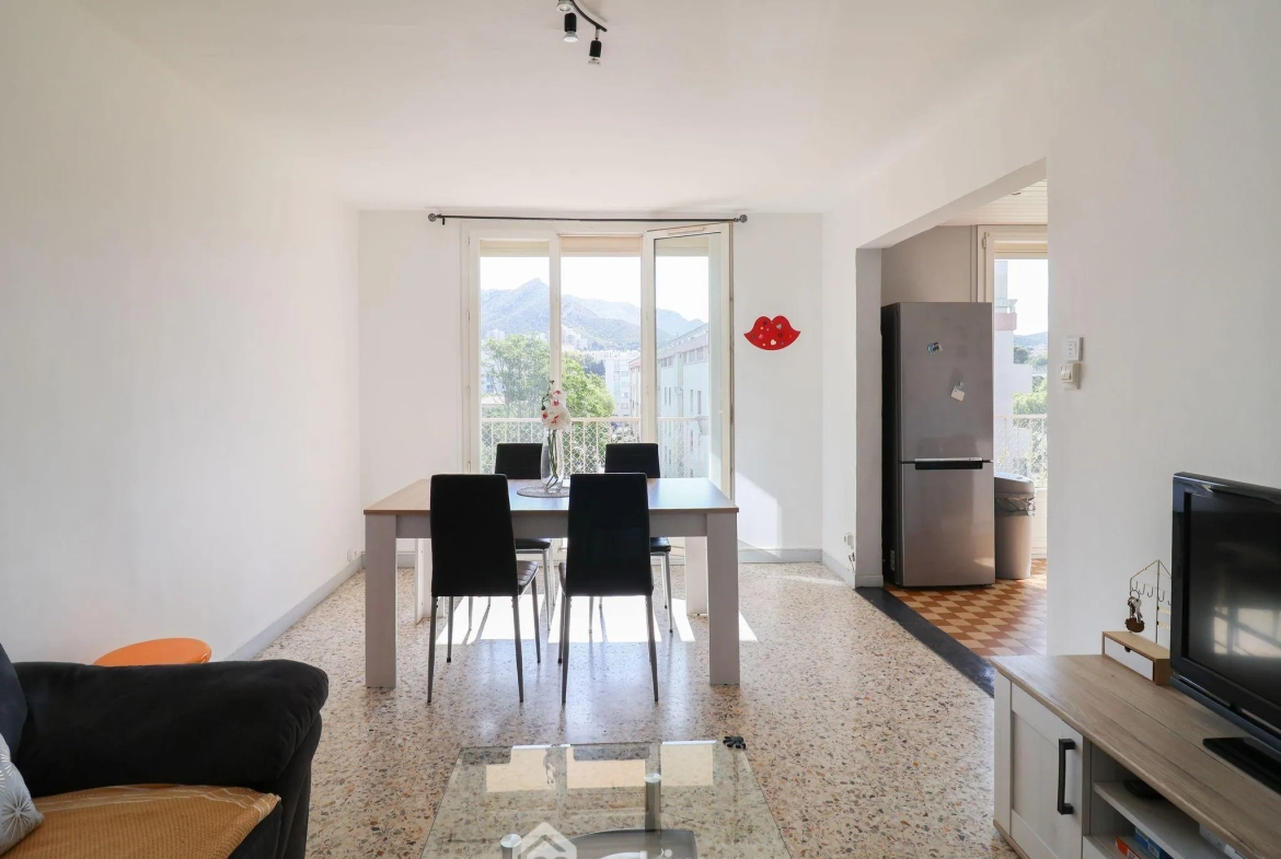 Appartement lumineux de 66 m² avec terrasse à Marseille - Dernier étage, calme et vue dégagée 