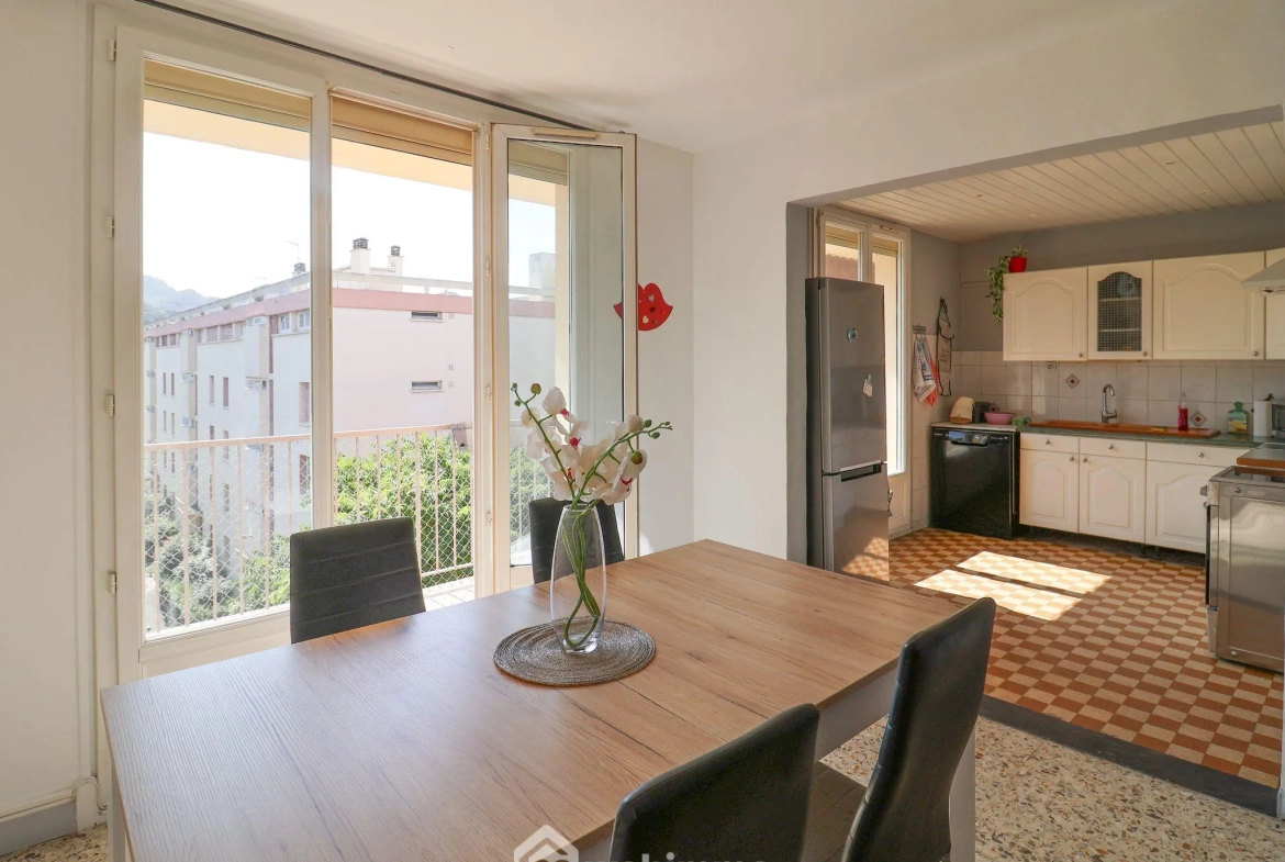 Appartement lumineux de 66 m² avec terrasse à Marseille - Dernier étage, calme et vue dégagée 
