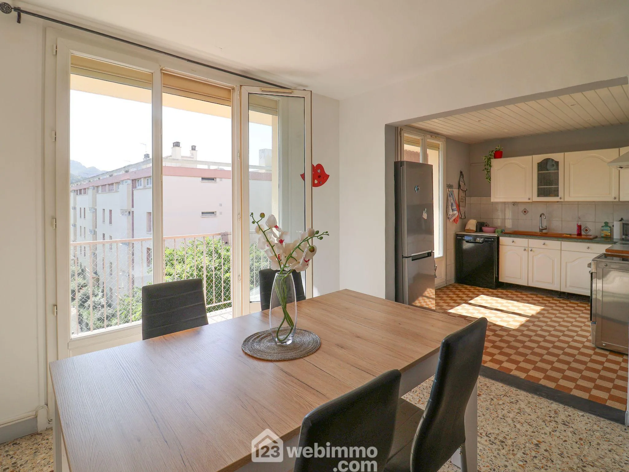 Appartement lumineux de 66 m² avec terrasse à Marseille - Dernier étage, calme et vue dégagée 
