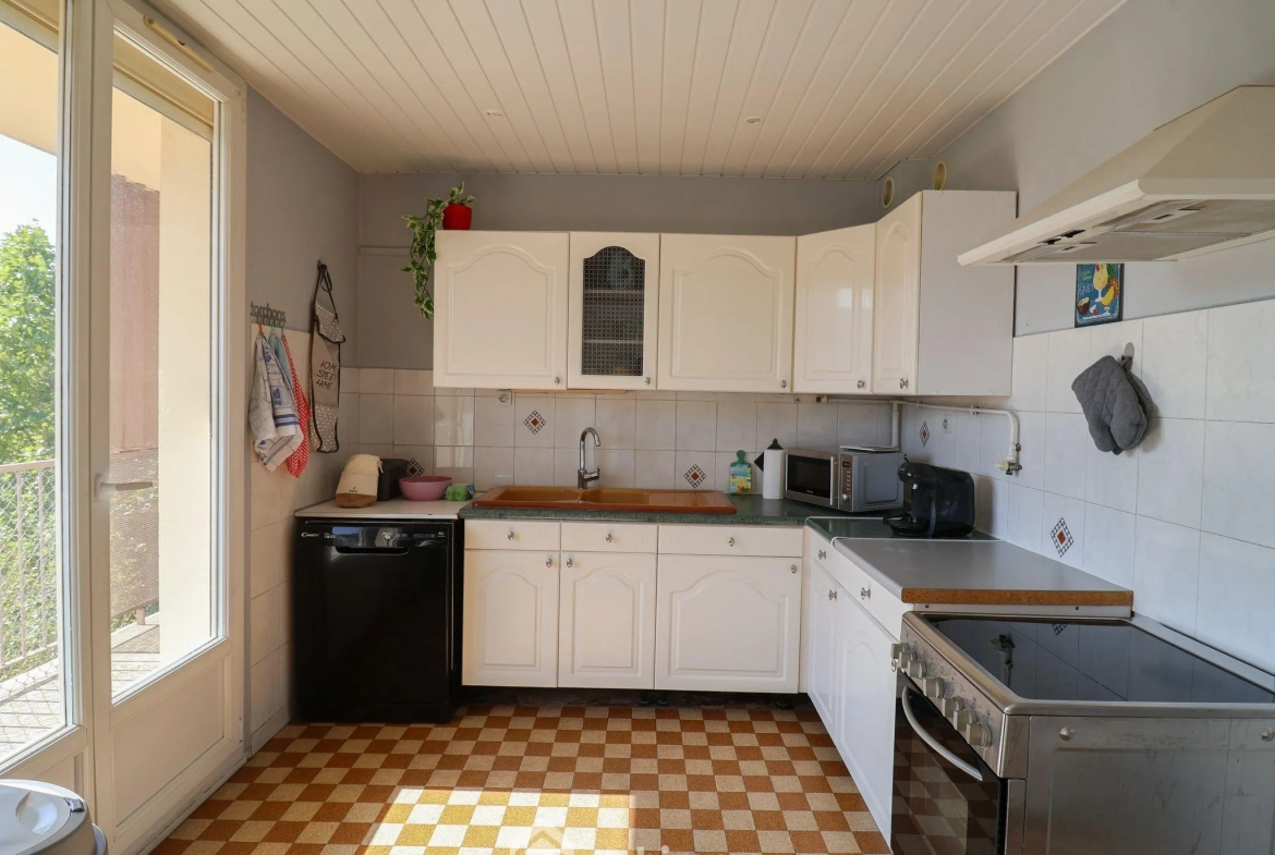 Appartement lumineux de 66 m² avec terrasse à Marseille - Dernier étage, calme et vue dégagée 