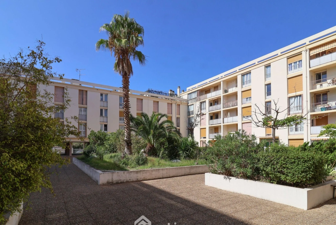 Appartement lumineux de 66 m² avec terrasse à Marseille - Dernier étage, calme et vue dégagée 