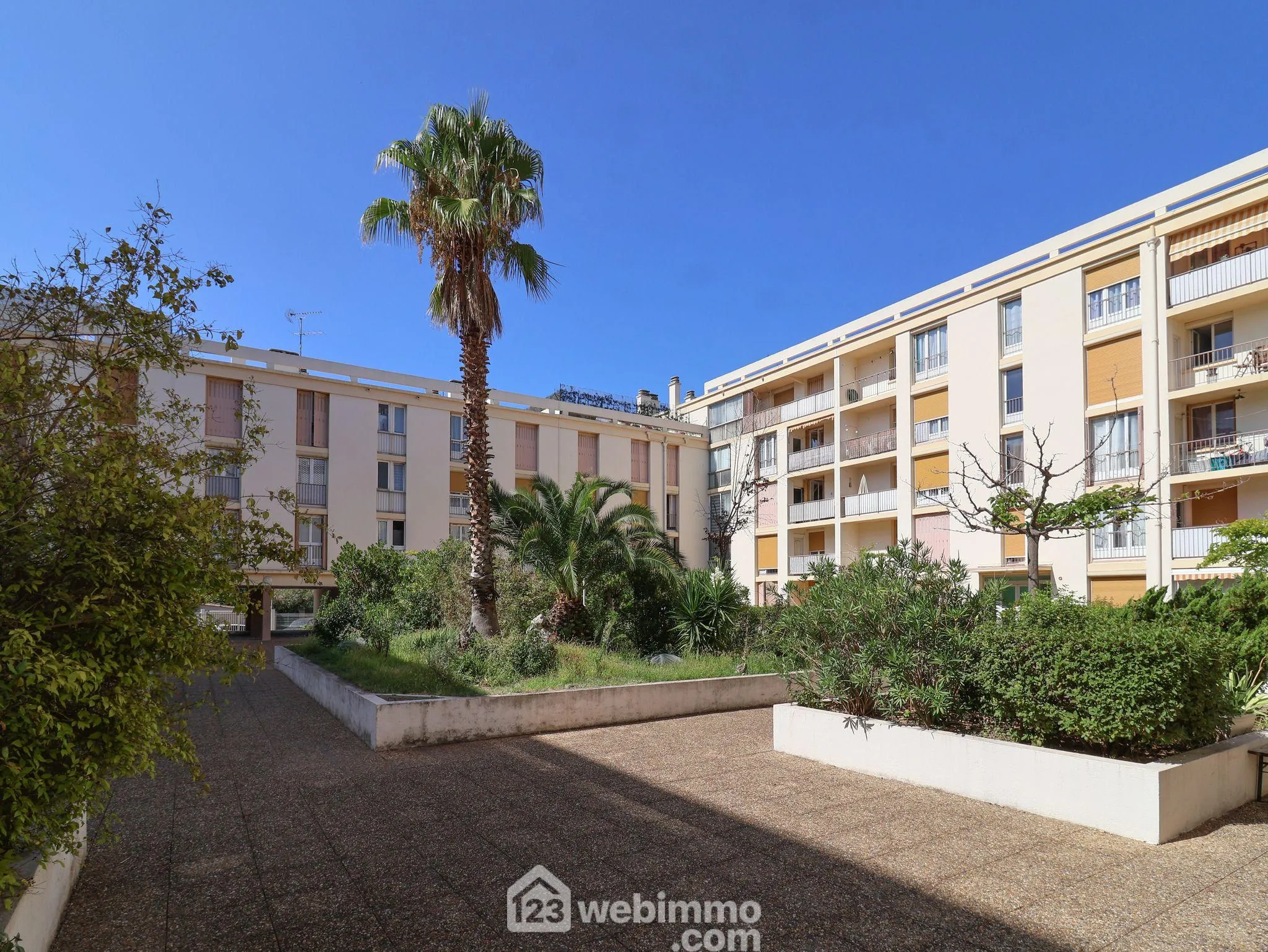 Appartement lumineux de 66 m² avec terrasse à Marseille - Dernier étage, calme et vue dégagée 