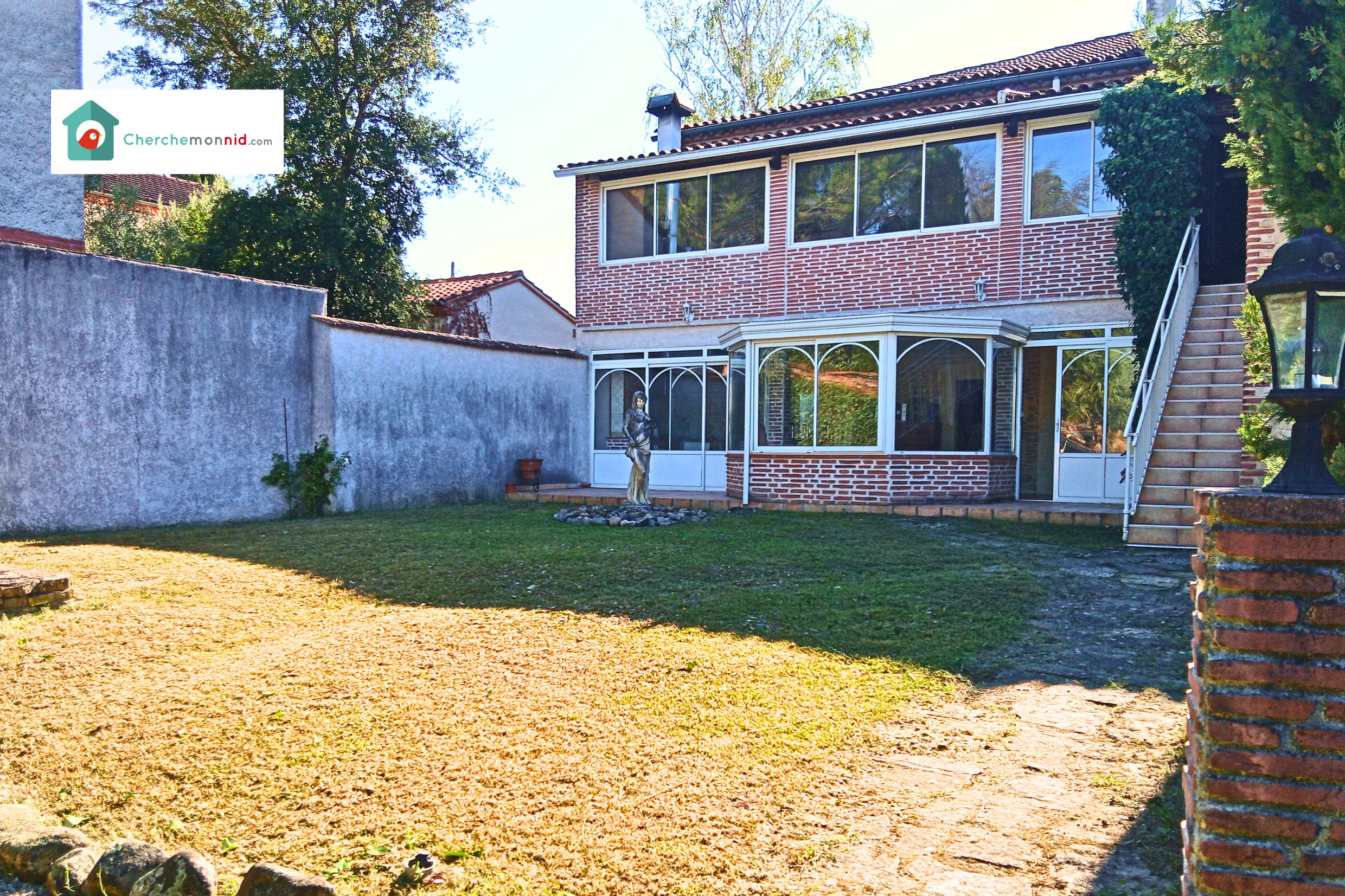 Maison spacieuse avec locaux commerciaux et piscine à Saint-Juéry 