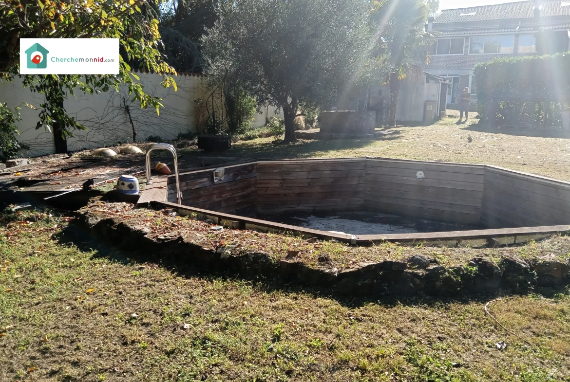Maison spacieuse avec locaux commerciaux et piscine à Saint-Juéry 