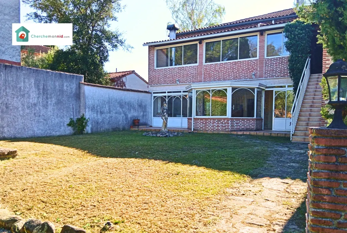 Maison avec commerces loués, piscine et grande habitation à Saint-Juéry 