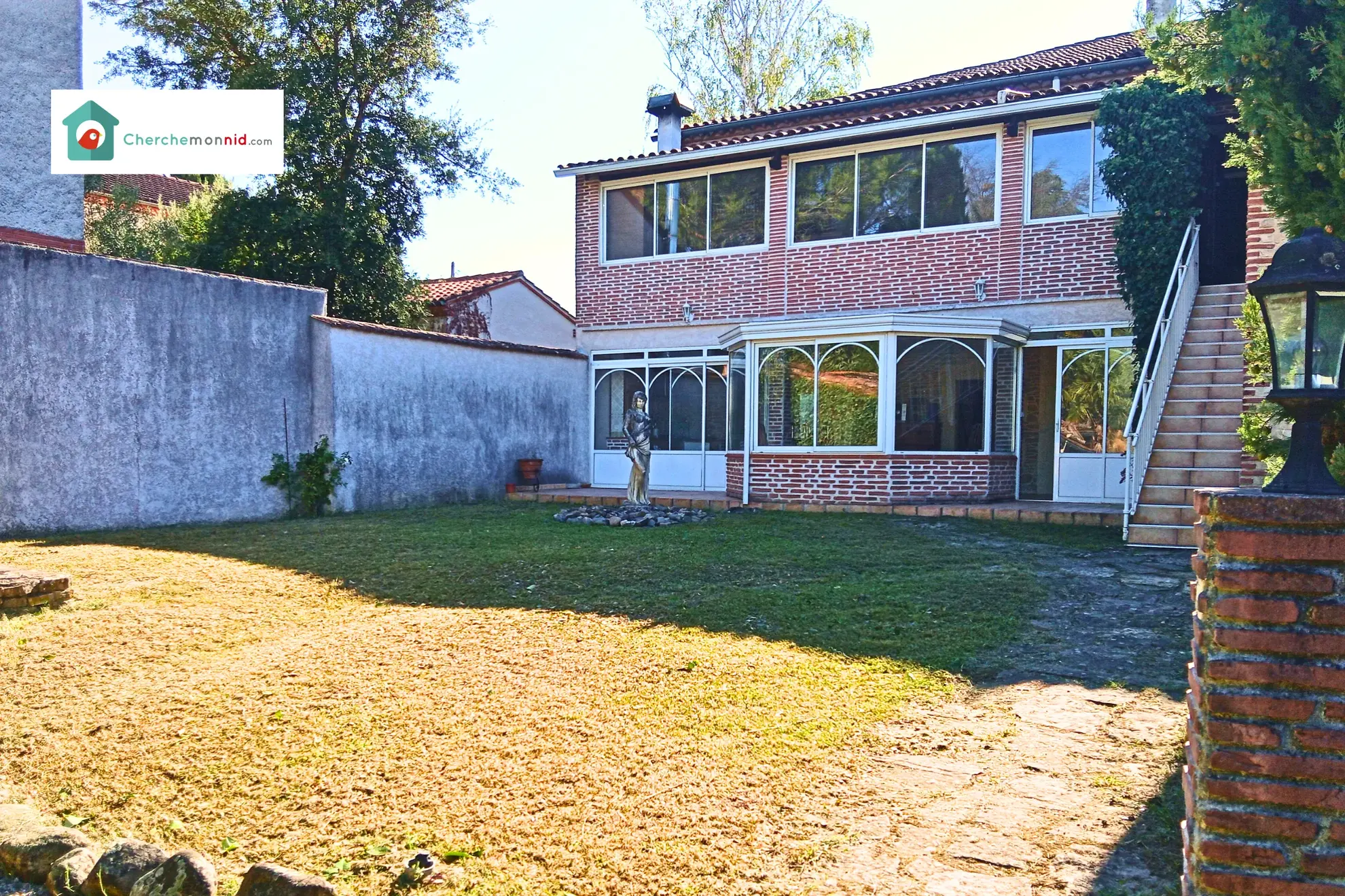 Maison avec commerces loués, piscine et grande habitation à Saint-Juéry 