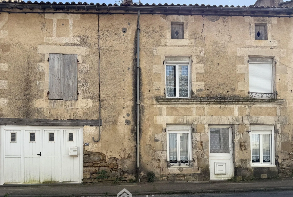 Maison à rénover de 74 m² à Coulombiers avec potentiel d'extension 
