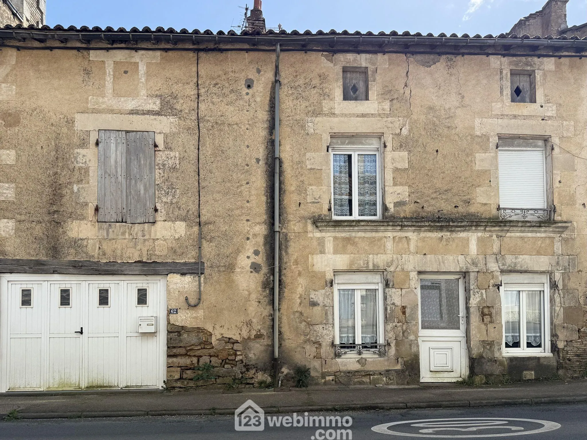 Maison à rénover de 74 m² à Coulombiers avec potentiel d'extension 