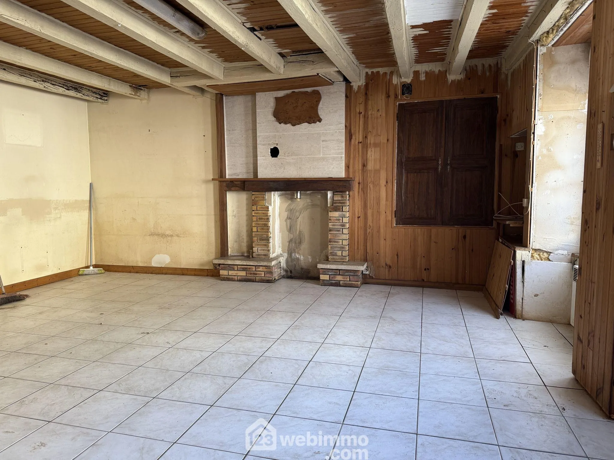 Maison à rénover de 74 m² à Coulombiers avec potentiel d'extension 