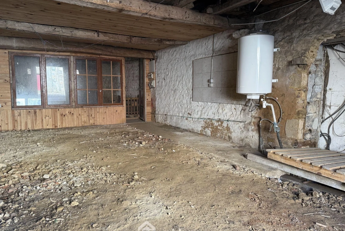 Maison à rénover de 74 m² à Coulombiers avec potentiel d'extension 