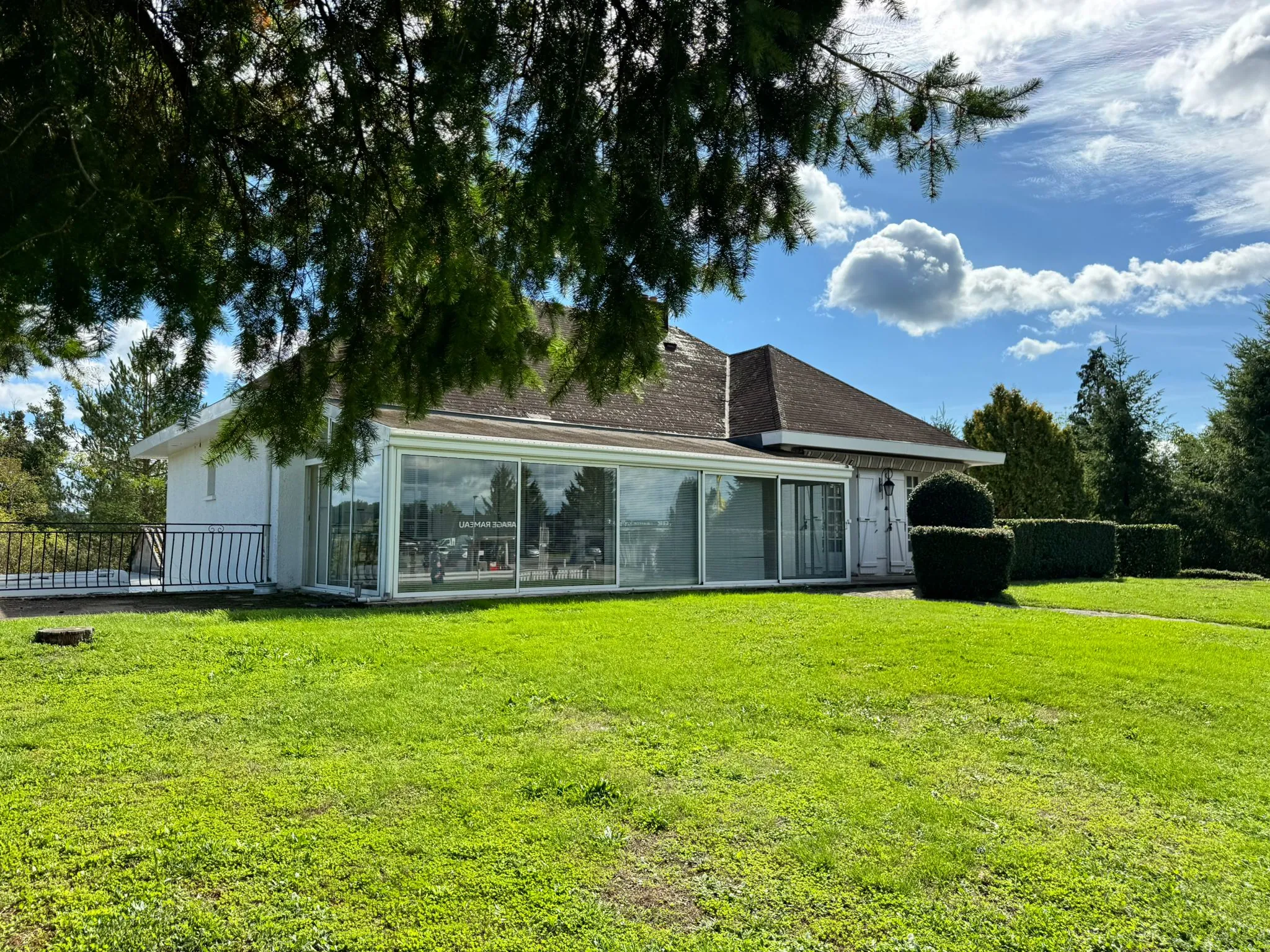 Maison familiale à vendre à Saint-Yan avec terrain et véranda, proche Paray-le-Monial 
