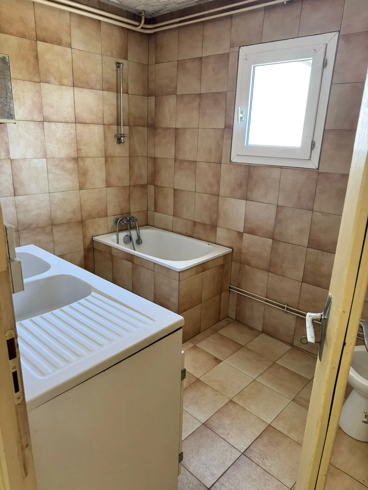 Maison familiale à vendre à Saint-Yan avec terrain et véranda, proche Paray-le-Monial 