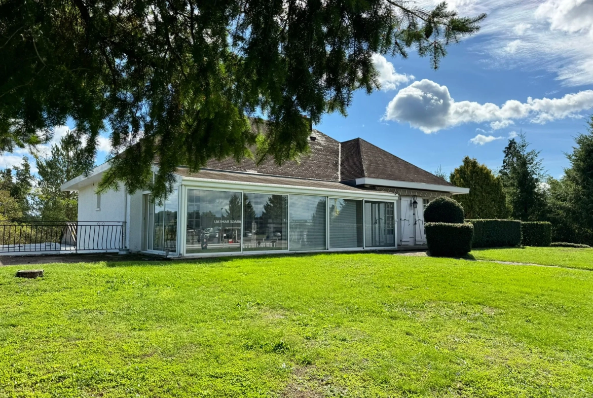 Maison à vendre à Saint-Yan avec grand terrain, véranda et sous-sol aménageable 