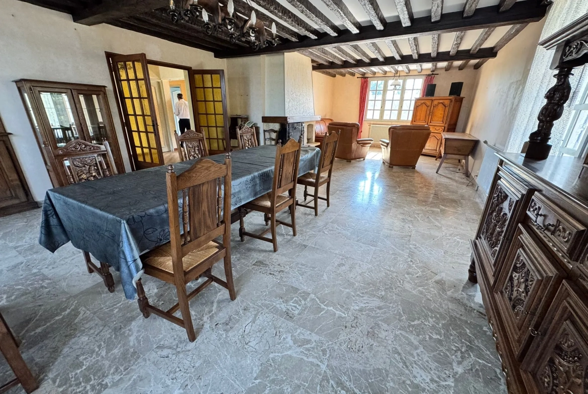 Maison à vendre à Saint-Yan avec grand terrain, véranda et sous-sol aménageable 