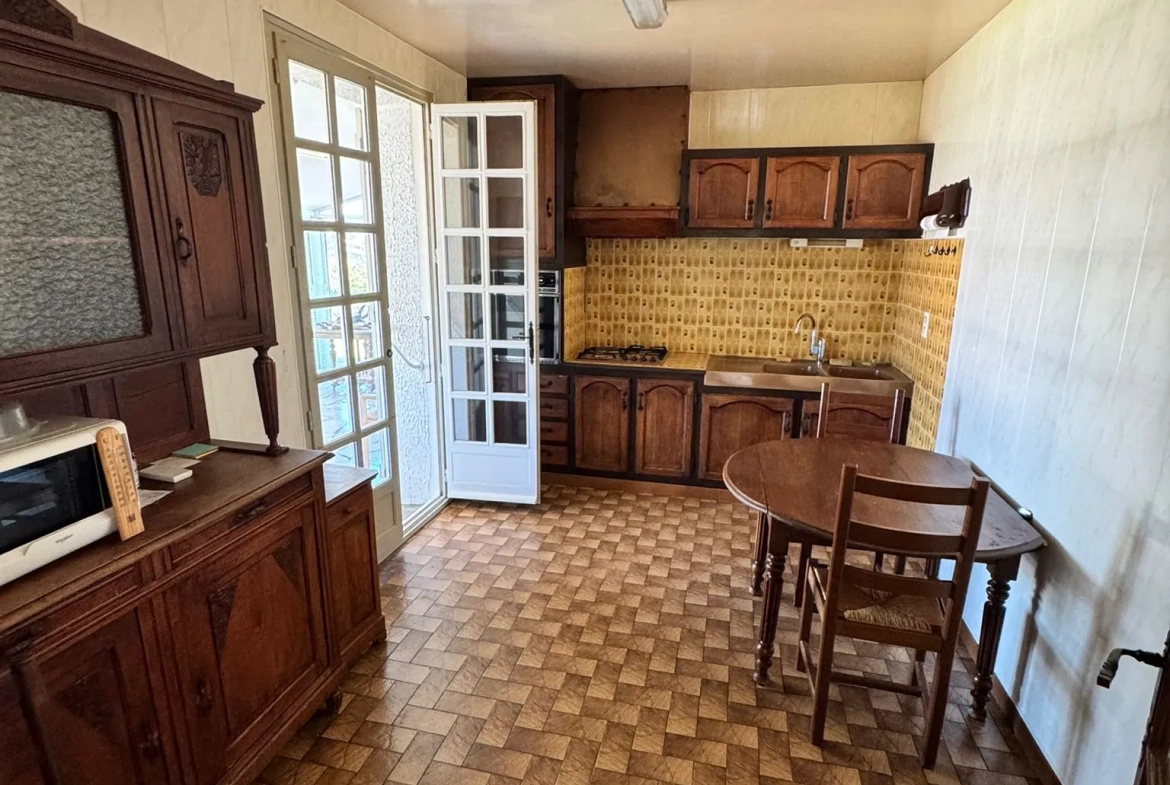 Maison à vendre à Saint-Yan avec grand terrain, véranda et sous-sol aménageable 