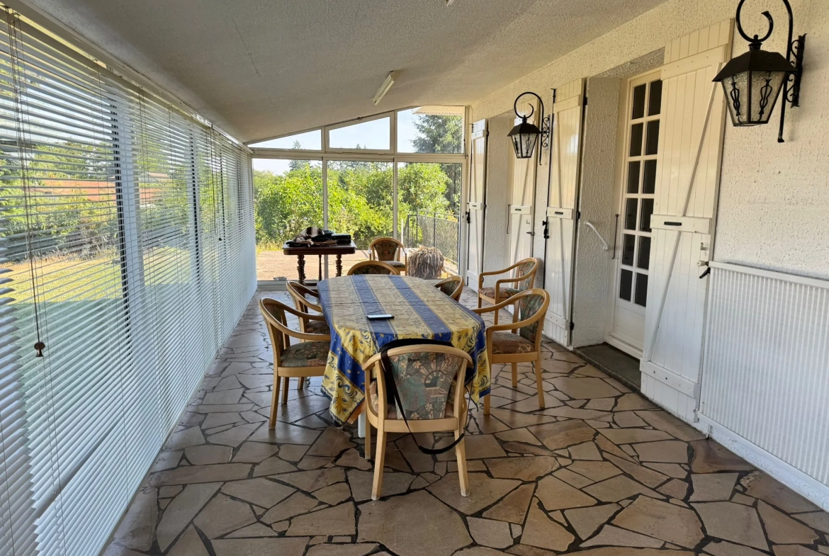 Maison à vendre à Saint-Yan avec grand terrain, véranda et sous-sol aménageable 