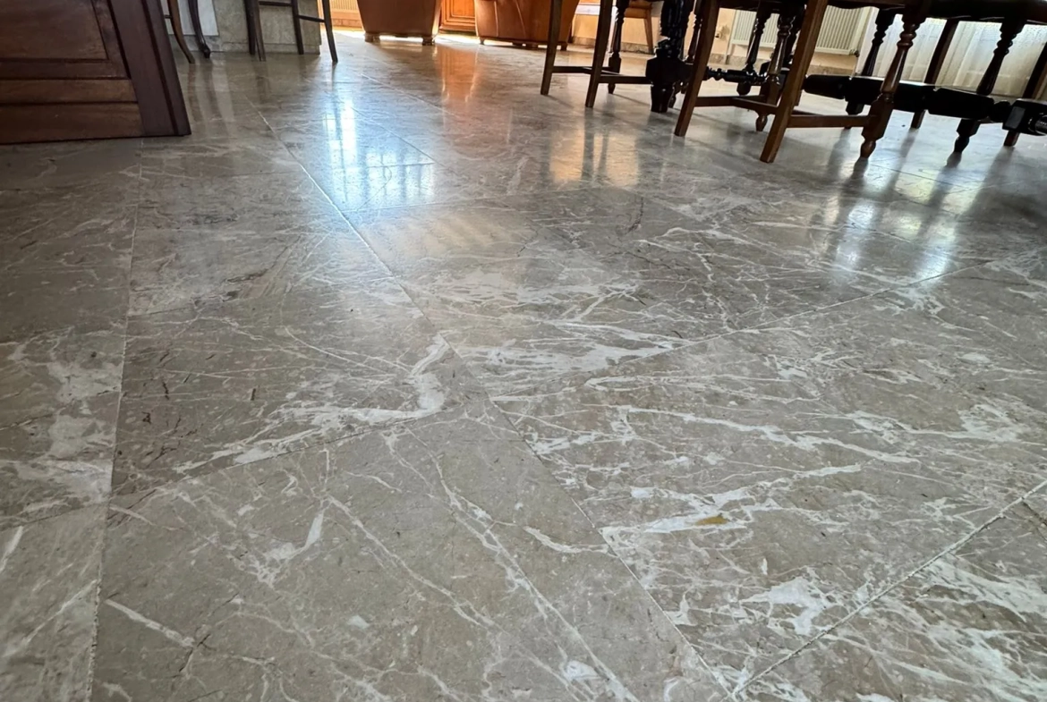 Maison à vendre à Saint-Yan avec grand terrain, véranda et sous-sol aménageable 