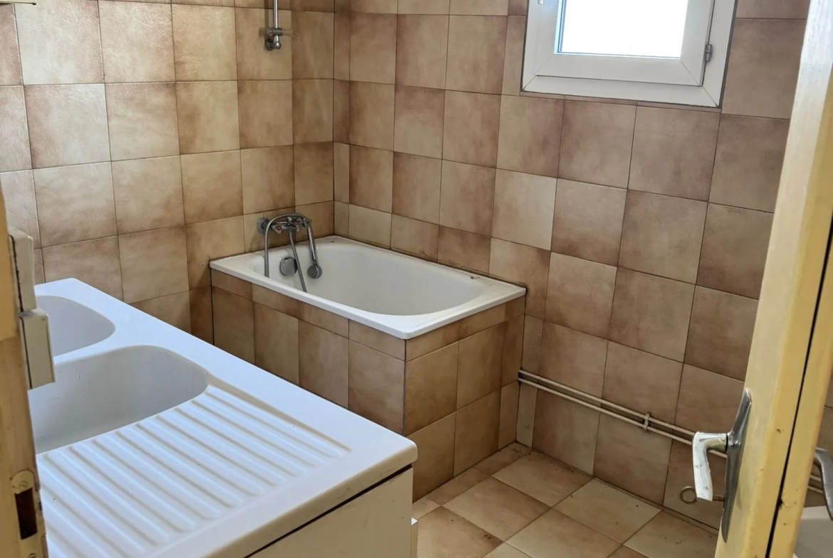 Maison à vendre à Saint-Yan avec grand terrain, véranda et sous-sol aménageable 