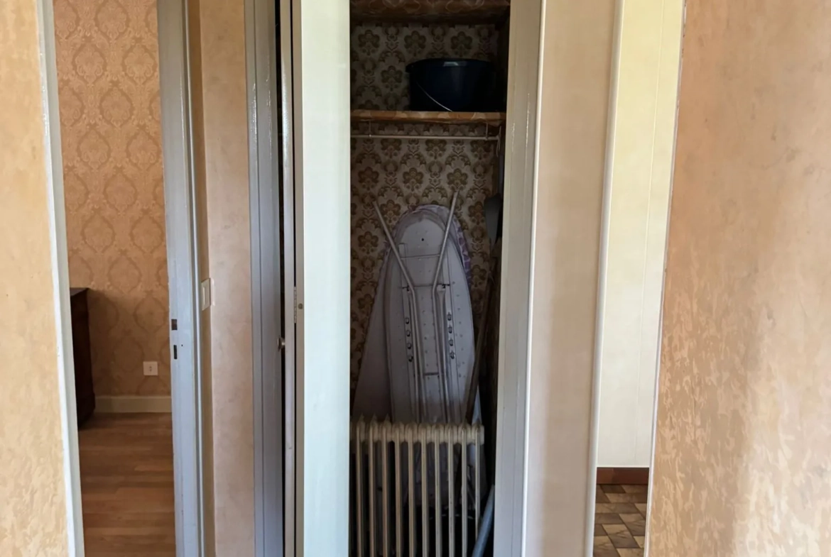 Maison à vendre à Saint-Yan avec grand terrain, véranda et sous-sol aménageable 