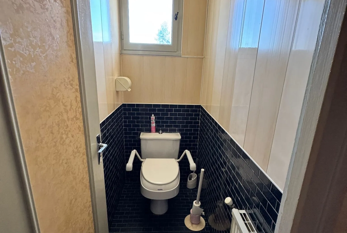 Maison à vendre à Saint-Yan avec grand terrain, véranda et sous-sol aménageable 