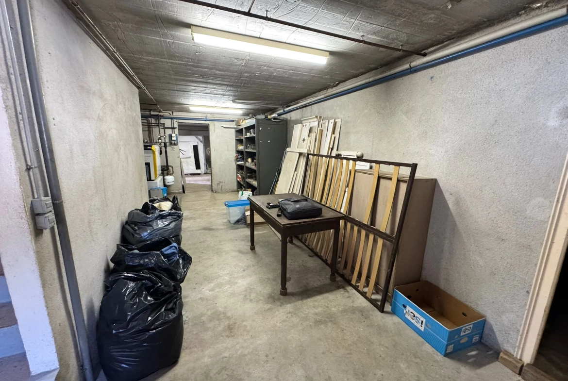 Maison à vendre à Saint-Yan avec grand terrain, véranda et sous-sol aménageable 