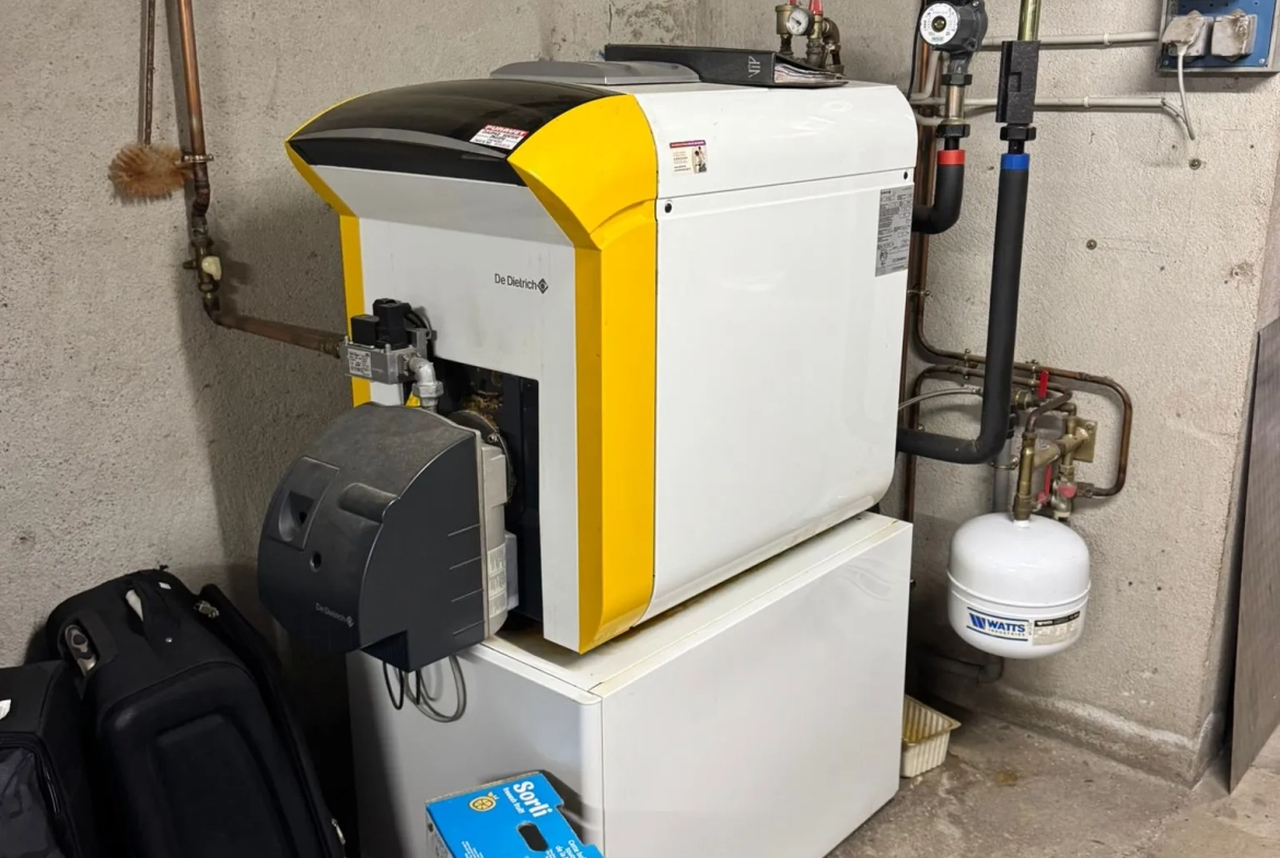 Maison à vendre à Saint-Yan avec grand terrain, véranda et sous-sol aménageable 