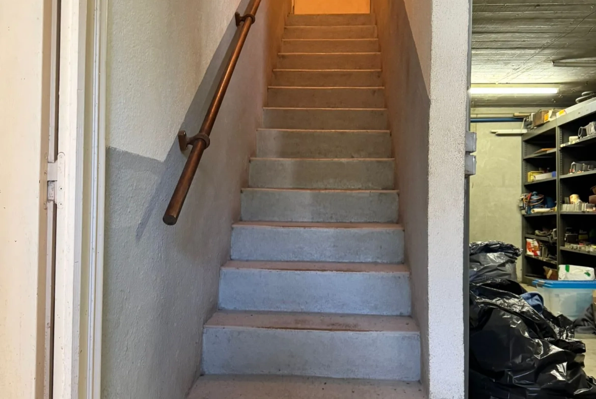 Maison à vendre à Saint-Yan avec grand terrain, véranda et sous-sol aménageable 