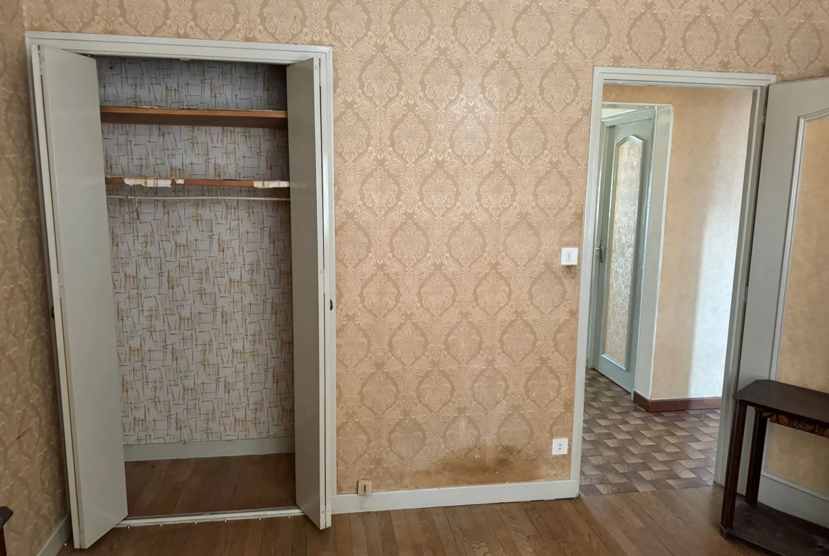 Maison à vendre à Saint-Yan avec grand terrain, véranda et sous-sol aménageable 