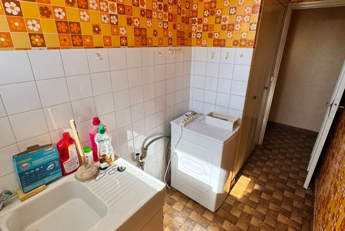 Maison à vendre à Saint-Yan avec grand terrain, véranda et sous-sol aménageable 