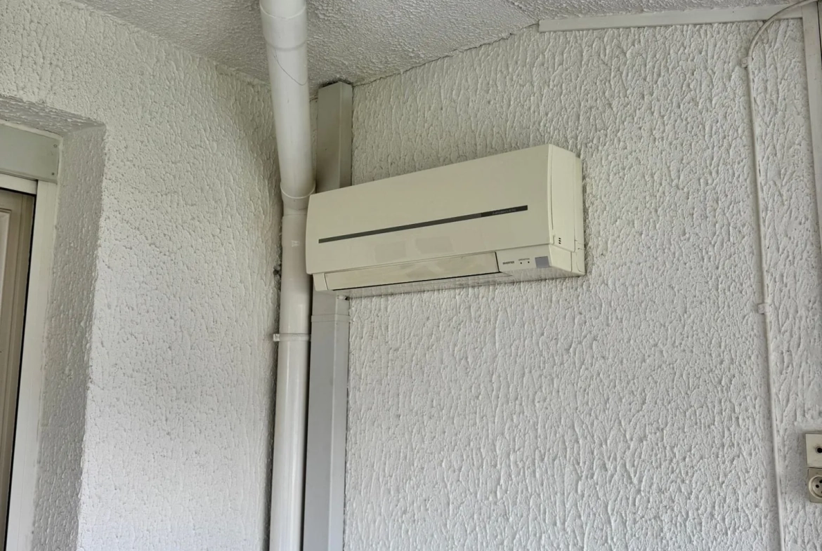 Maison à vendre à Saint-Yan avec grand terrain, véranda et sous-sol aménageable 