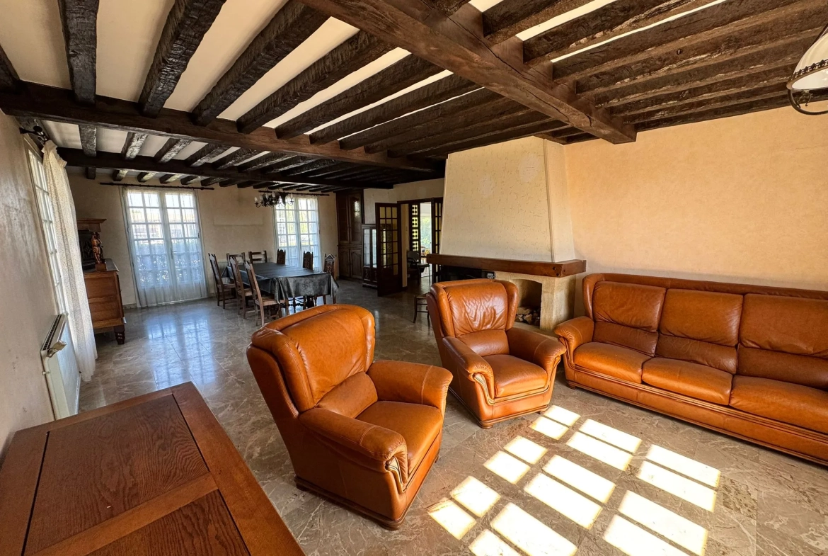 Maison à vendre à Saint-Yan avec grand terrain, véranda et sous-sol aménageable 