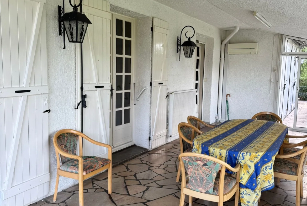 Maison à vendre à Saint-Yan avec grand terrain, véranda et sous-sol aménageable 