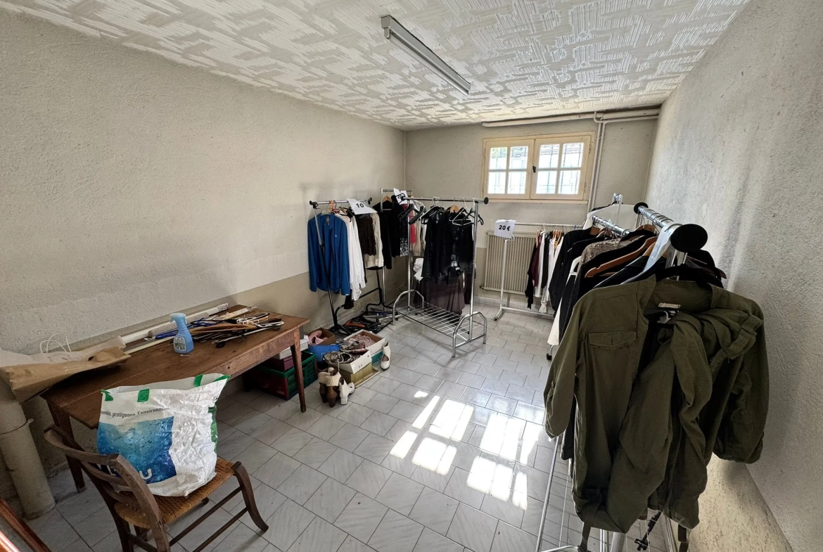 Maison à vendre à Saint-Yan avec grand terrain, véranda et sous-sol aménageable 