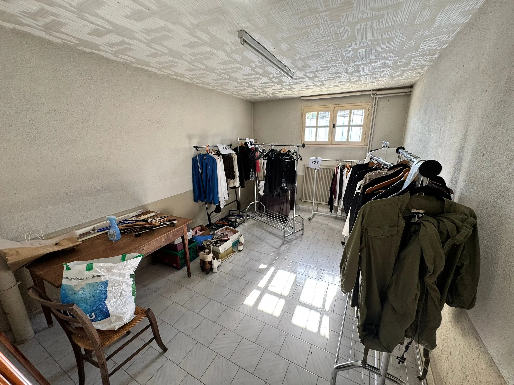 Maison à vendre à Saint-Yan avec grand terrain, véranda et sous-sol aménageable 