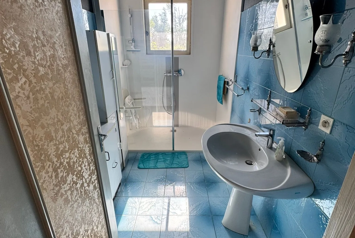 Maison à vendre à Saint-Yan avec grand terrain, véranda et sous-sol aménageable 