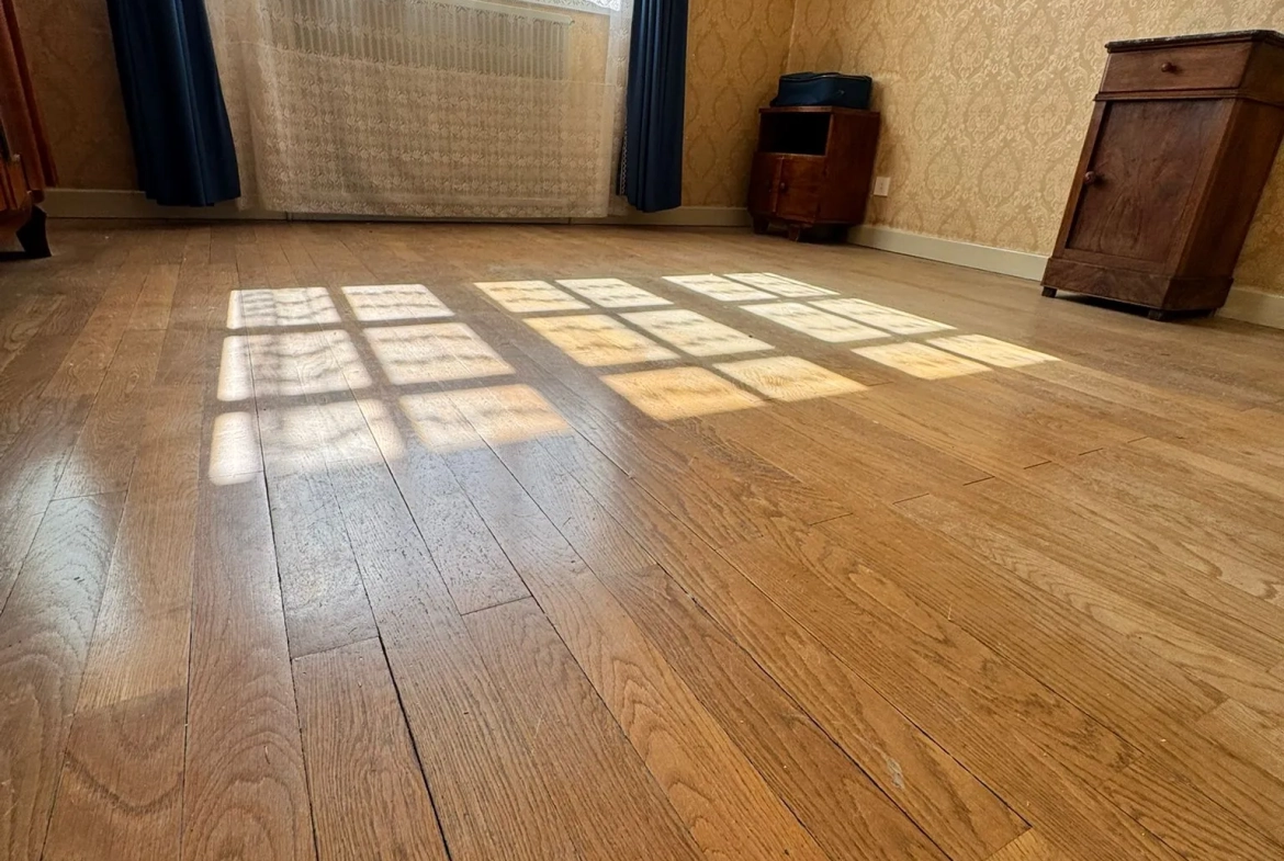 Maison à vendre à Saint-Yan avec grand terrain, véranda et sous-sol aménageable 