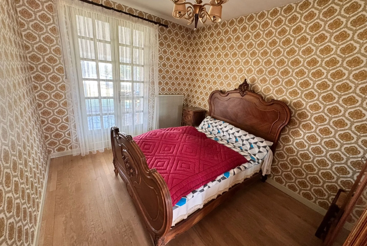 Maison à vendre à Saint-Yan avec grand terrain, véranda et sous-sol aménageable 