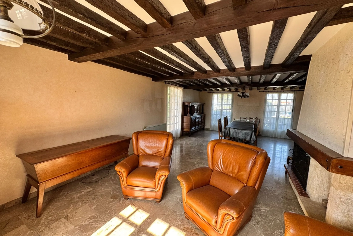 Maison à vendre à Saint-Yan avec grand terrain, véranda et sous-sol aménageable 