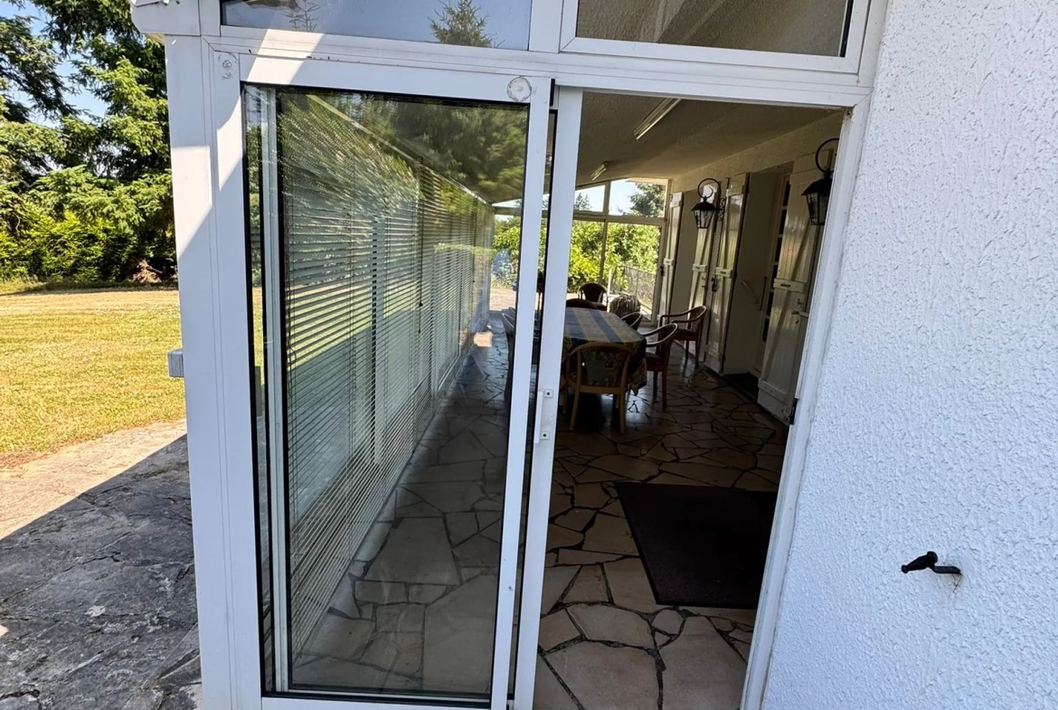 Maison à vendre à Saint-Yan avec grand terrain, véranda et sous-sol aménageable 