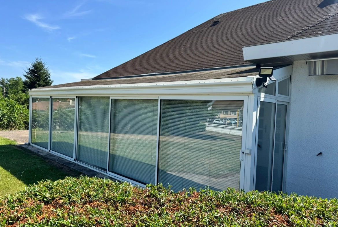 Maison à vendre à Saint-Yan avec grand terrain, véranda et sous-sol aménageable 