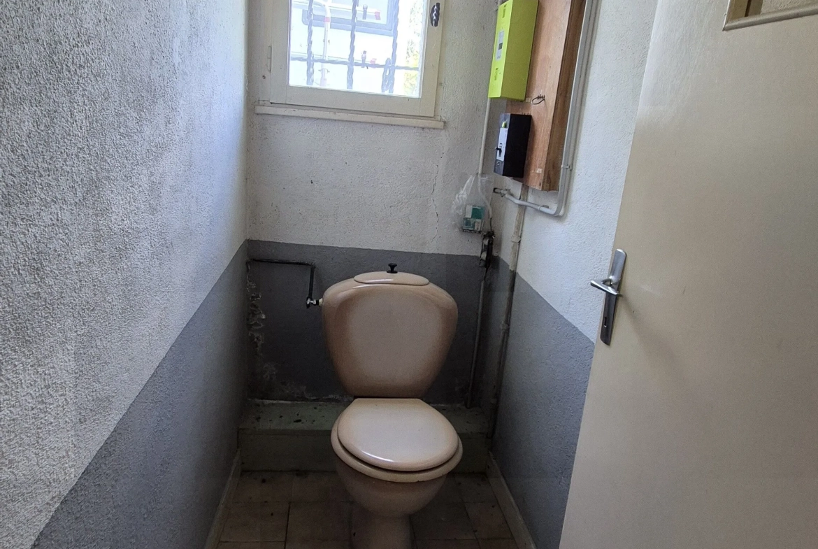 Maison à vendre à Saint-Yan avec grand terrain, véranda et sous-sol aménageable 