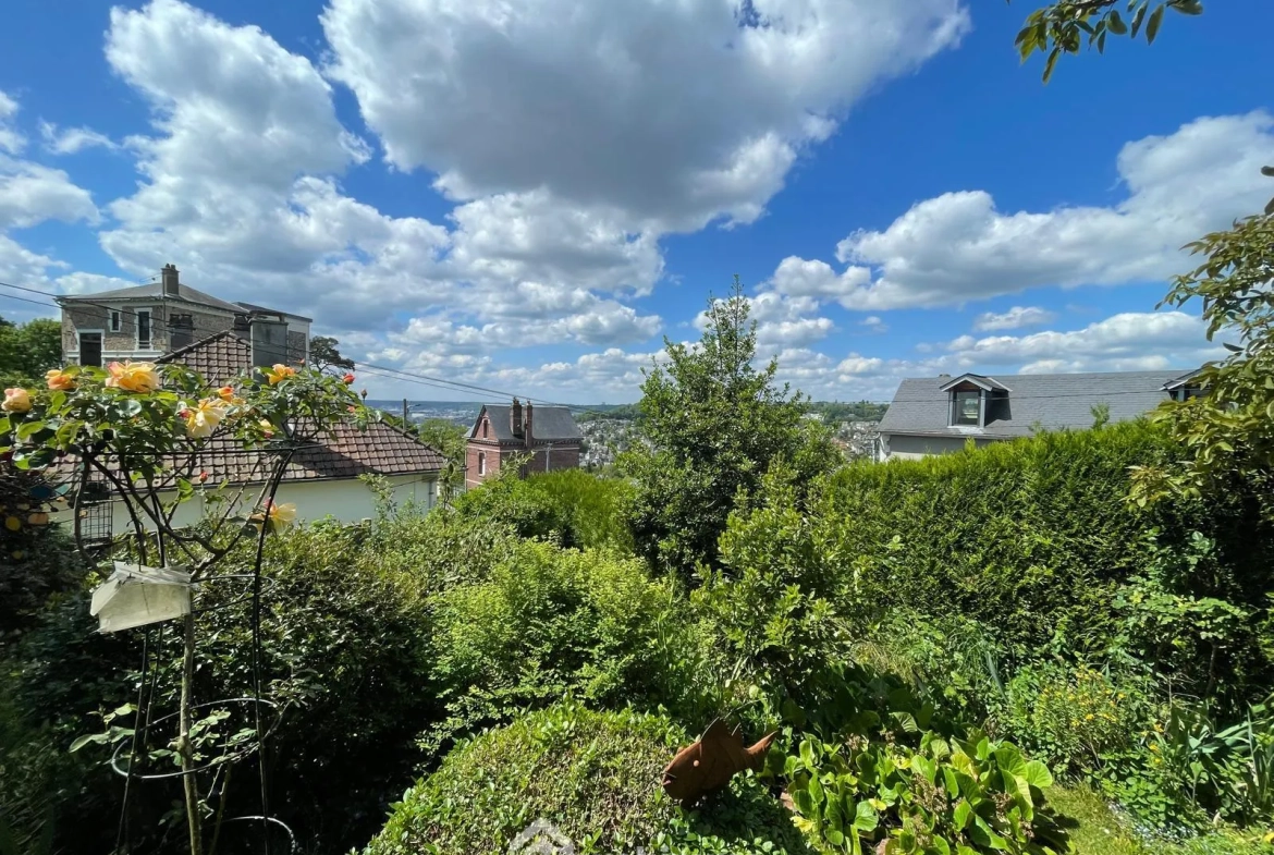 Maison à vendre à Bois-Guillaume avec jardin et potentiel à Mont Fortin 