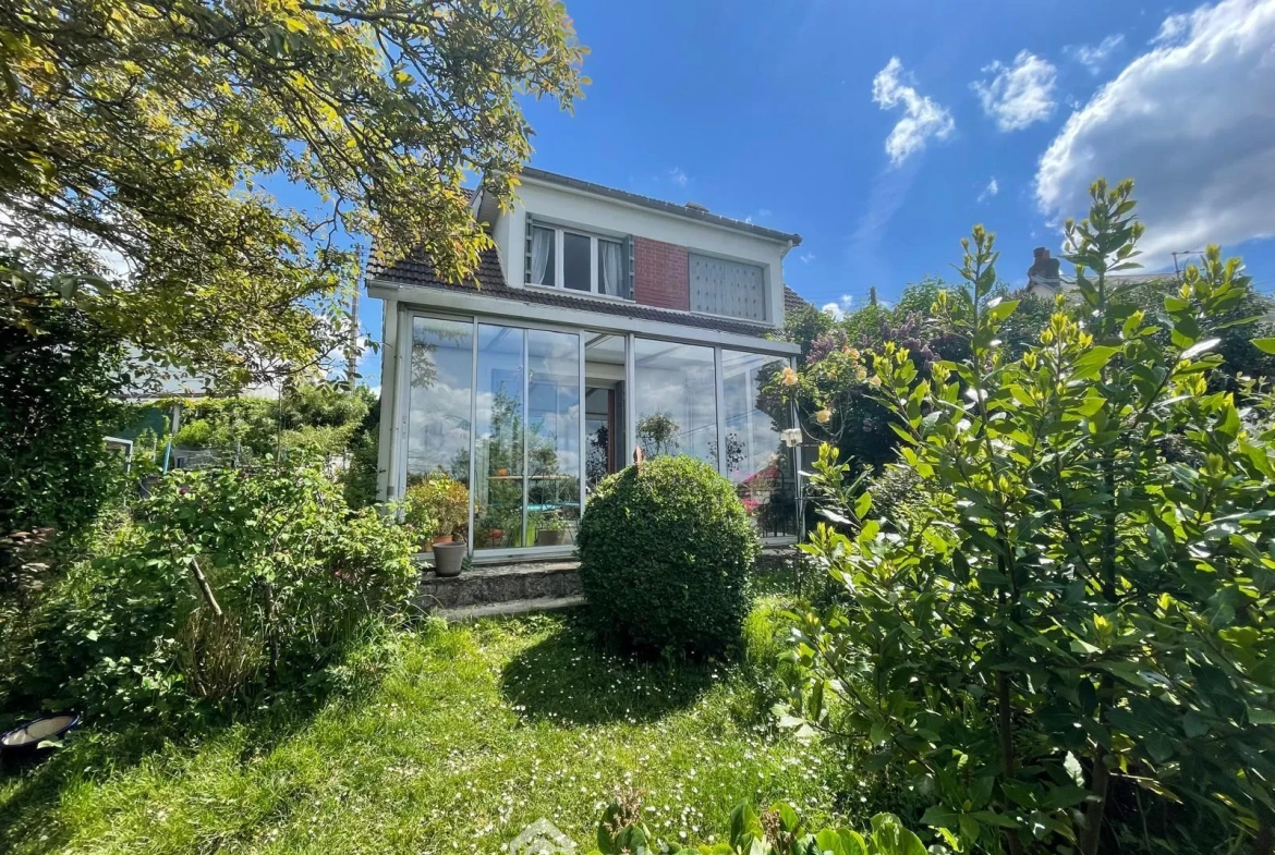 Maison à vendre à Bois-Guillaume avec jardin et potentiel à Mont Fortin 