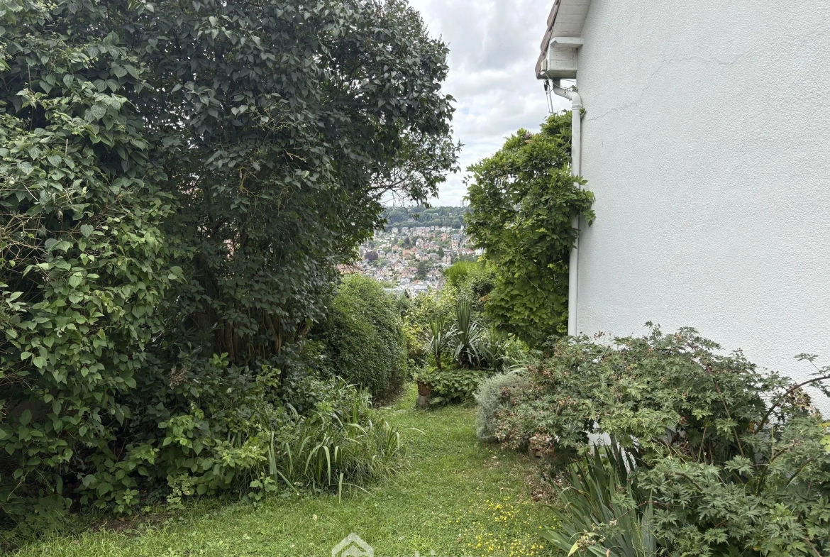 Maison à vendre à Bois-Guillaume avec jardin et potentiel à Mont Fortin 