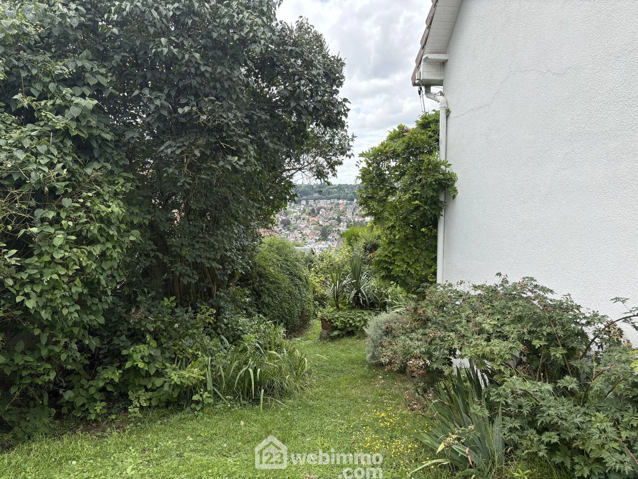 Maison à vendre à Bois-Guillaume avec jardin et potentiel à Mont Fortin 