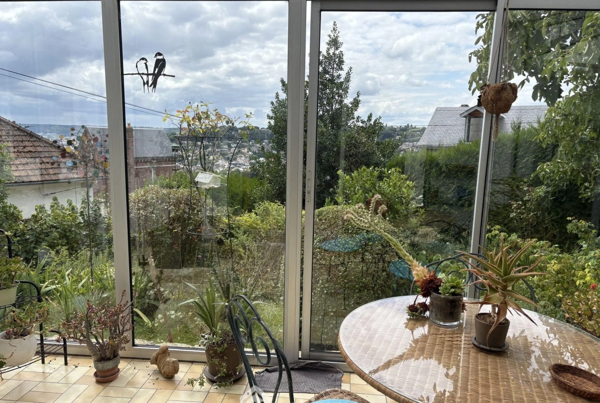 Maison à vendre à Bois-Guillaume avec jardin et potentiel à Mont Fortin 
