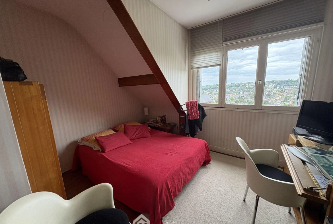 Maison à vendre à Bois-Guillaume avec jardin et potentiel à Mont Fortin 